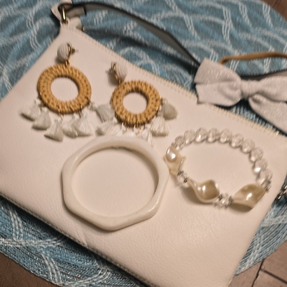 Forever 21 White Cross Body Bag W/ Matching Jewelry Bundle. All Included! - Picture 7 of 7